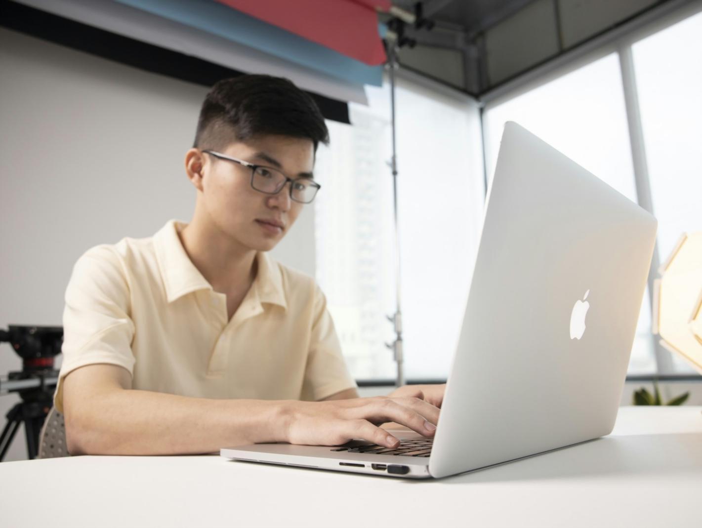 Calculadora y documentos financieros organizados sobre escritorio